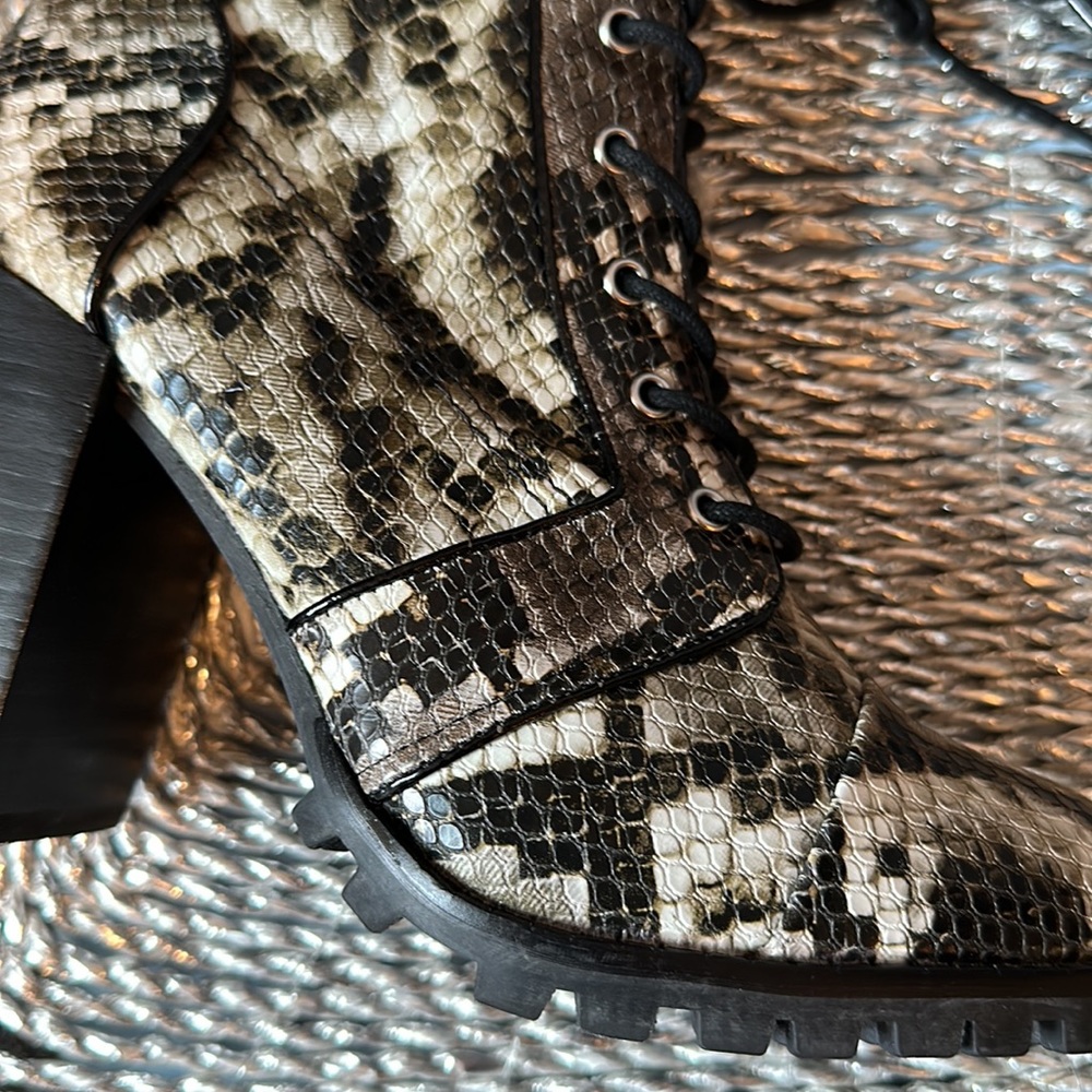 Like new Dolce Vita Ayleen snakeskin lace up zip up boots size 9.5 snake skin - Picture 9 of 15